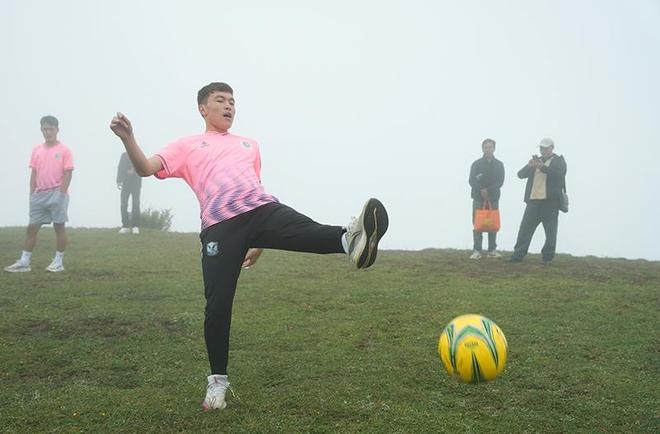 杨乐乐11岁儿子现身，眼神举止异常引热议，网友建议汪涵练小号