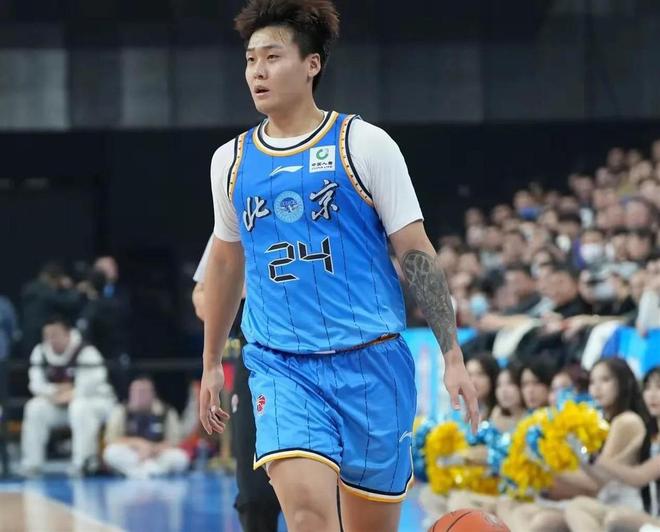 官方：曼联签下18岁哥伦比亚中场克里斯蒂安