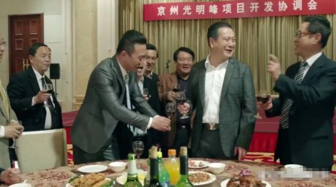拉塞尔的坠落,从一轮系列赛开始