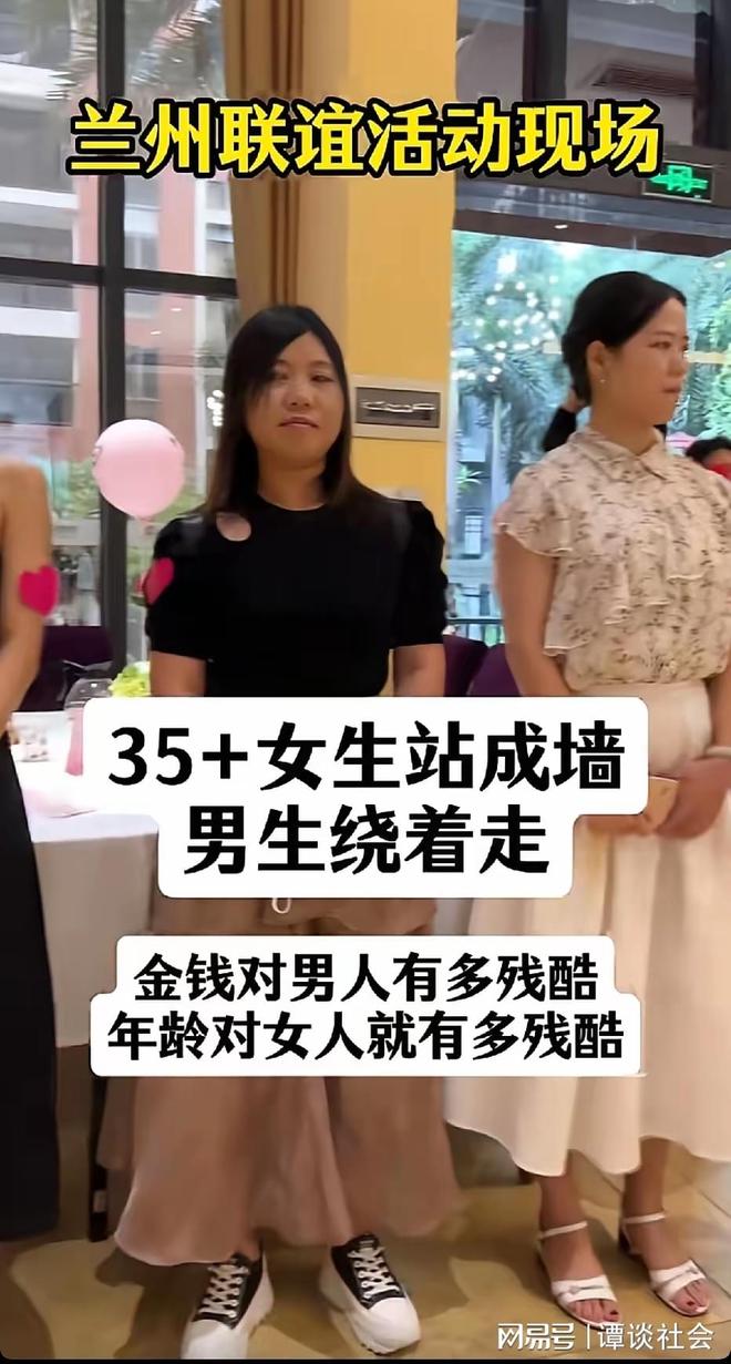 “这拿筷子姿势，太恶心了”，一段母女吃饭视频火了，又一个贫民窟的小公主
