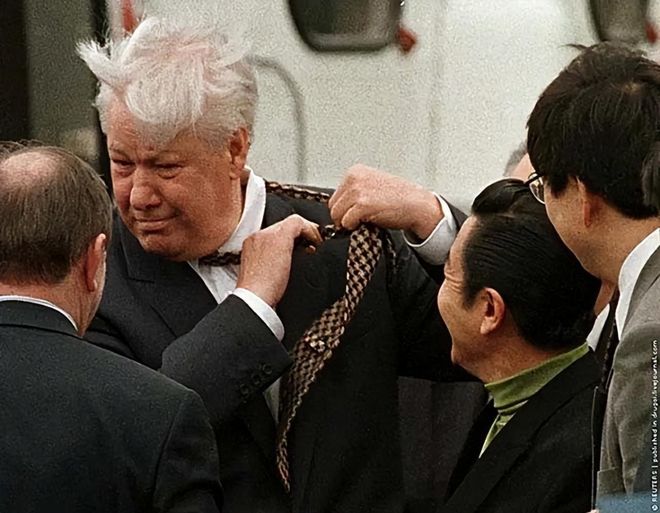 善恶有报！当年背叛中国出卖孟晚舟的人现原形了，如今报应来了没