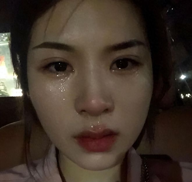 章泽天采访争议后露面!出席顶级名媛红毯,穿绿色吊带裙面相变了