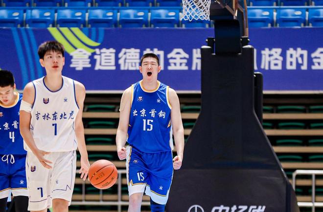 凌晨一点的北京家属院里，72岁的濮存昕用一根绳子，将自己与94岁患阿尔茨海默症的母亲紧紧系在一起