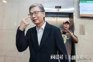“这拿筷子姿势，太恶心了”，一段母女吃饭视频火了，又一个贫民窟的小公主