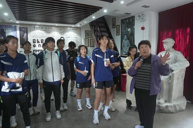 杨乐乐11岁儿子现身，眼神举止异常引热议，网友建议汪涵练小号